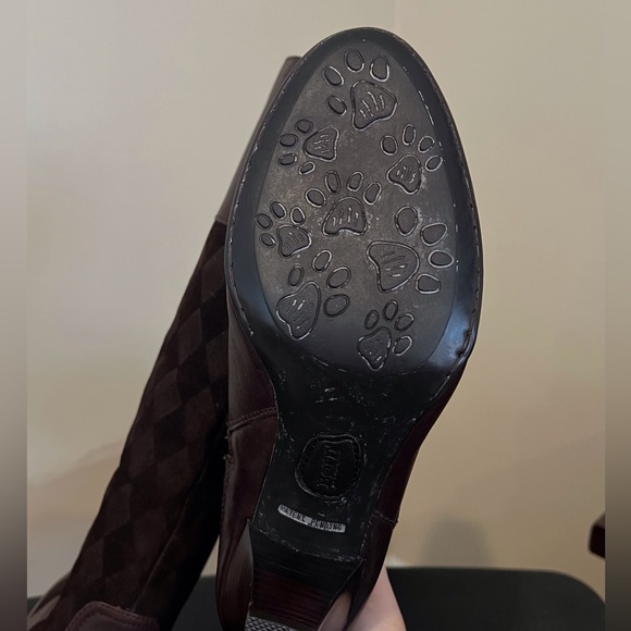 BORN WOMENS TALL LEATHER DIAMOND PATTERN BOOTS / SIZE: 9 - Picture 6 of 13